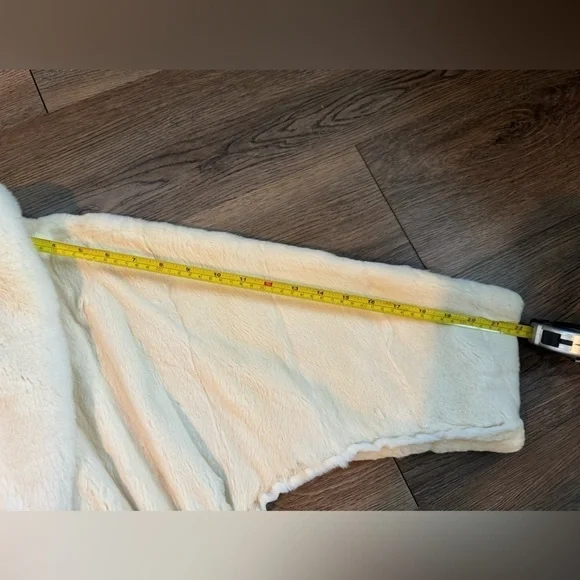 Louis Vuitton 100% Weasel Fur Cropped Jacket – Ivory – FR 38 (US 6) - Picture 12 of 16